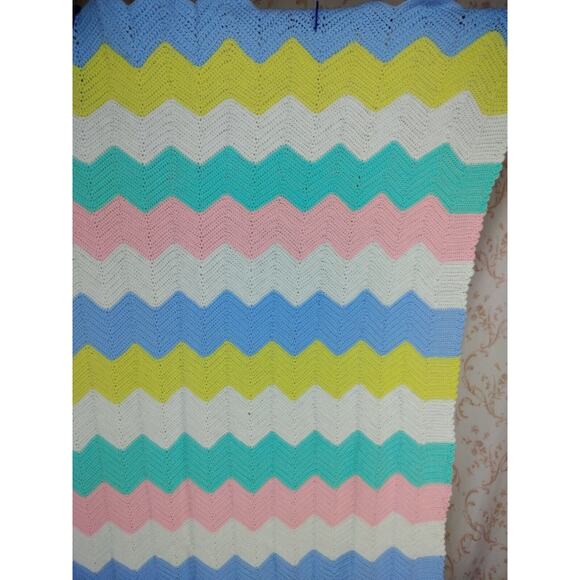 Chevron Multicolored Ripple Afghan Throw Blanket - Picture 15 of 16